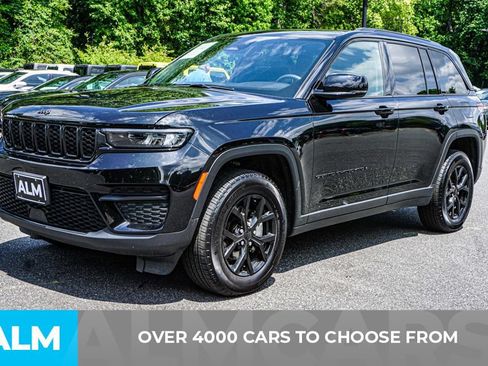 Used 2025 Jeep Grand Cherokee Altitude AWD/4WD image 2