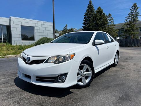 Used 2013 Toyota Camry SE FWD image 1