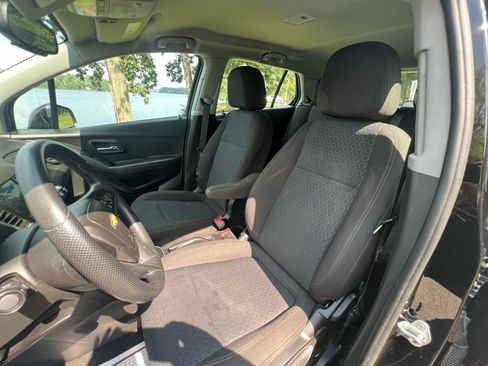 Used 2020 Chevrolet Trax LS FWD image 30