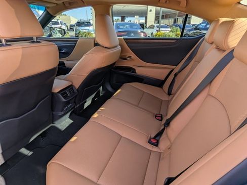 Used 2025 Lexus ES 300h w/ Premium Package image 18