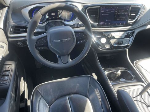 Used 2025 Chrysler Pacifica Limited FWD image 11