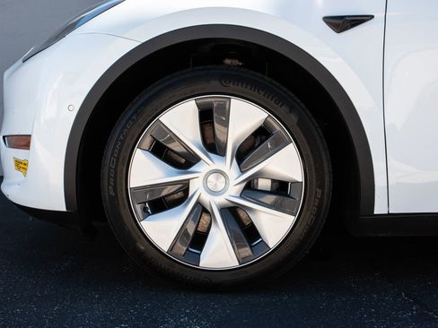 Used 2021 Tesla Model Y Long Range image 34
