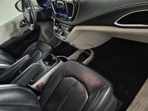 Used 2023 Chrysler Pacifica Touring-L FWD image 33