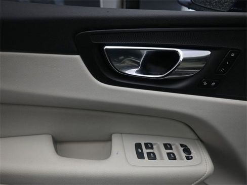 Used 2022 Volvo XC60 B5 Momentum w/ Climate Package image 20