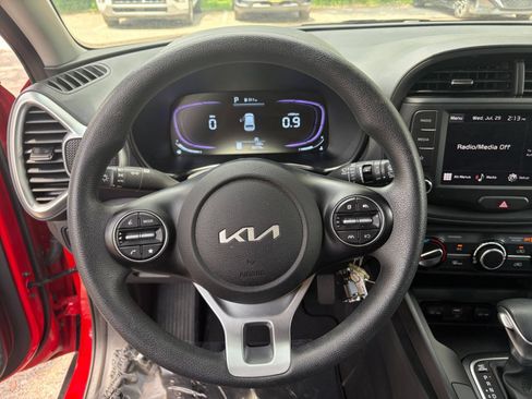 Used 2025 Kia Soul LX w/ LX Technology Package FWD image 25