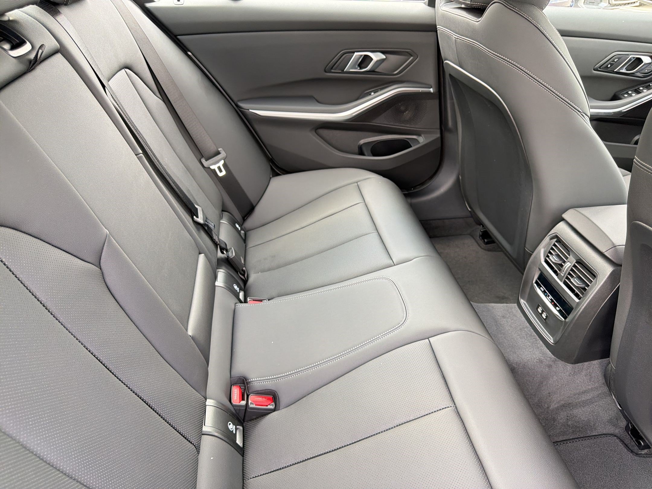 Used 2026 BMW 330i Sedan w/ Convenience Package RWD image 30