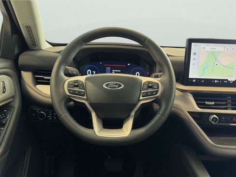 Used 2025 Ford Explorer Active AWD/4WD image 12