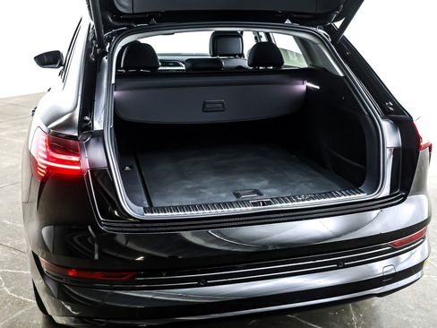 Used 2022 Audi e-tron Premium w/ Convenience Plus Package image 24