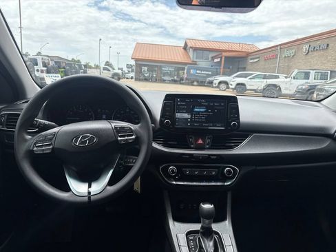 Used 2018 Hyundai Elantra GT FWD image 3