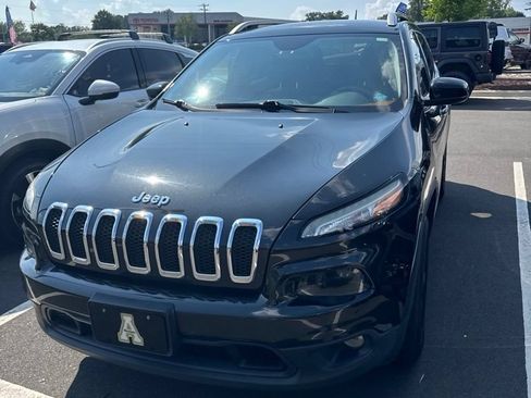 Used 2016 Jeep Cherokee Latitude w/ Cold Weather Group AWD/4WD image 3