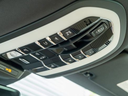 Certified 2025 Porsche Macan image 31