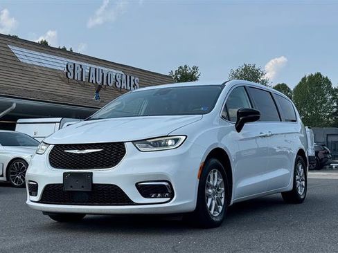 Used 2024 Chrysler Pacifica Touring-L FWD image 2