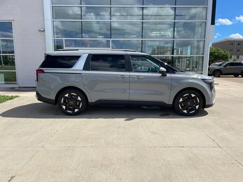New 2026 Kia Carnival EX FWD image 4