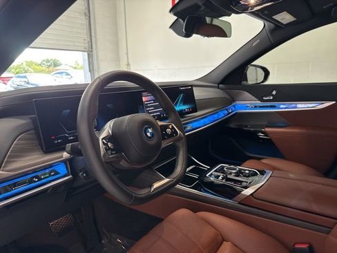 Used 2024 BMW i7 xDrive60 w/ Premium Package image 18