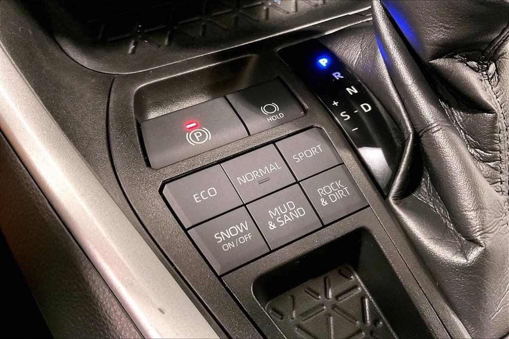 Used 2021 Toyota RAV4 LE w/ Carpet Mat Package (TMS) AWD/4WD image 15