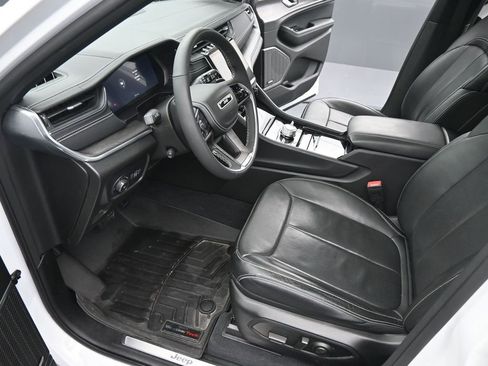 Used 2023 Jeep Grand Cherokee Overland image 9