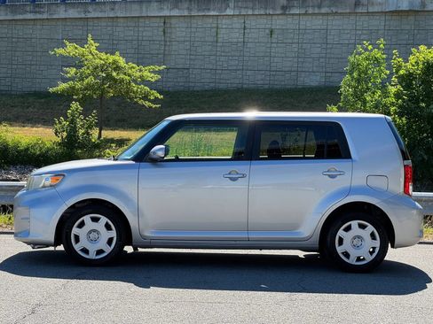 Used 2013 Scion xB FWD image 4