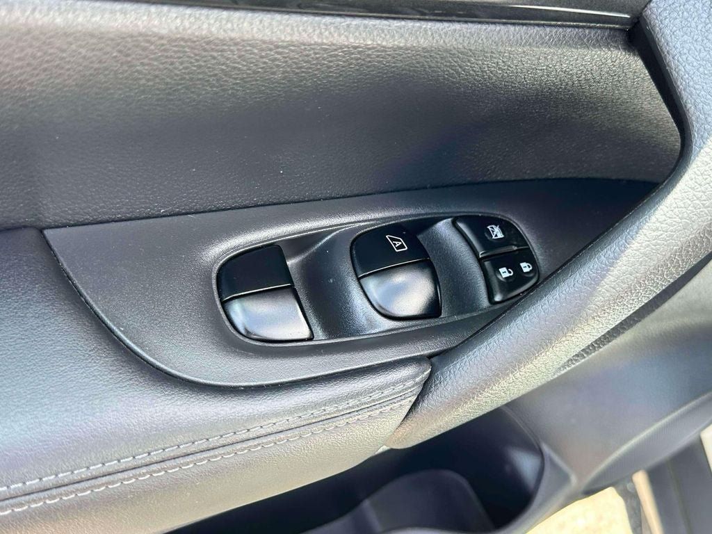 Used 2018 Nissan Rogue SV AWD/4WD image 16