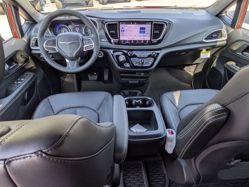 New 2026 Chrysler Pacifica Select image 21