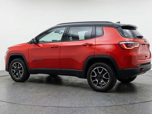 Used 2025 Jeep Compass Trailhawk AWD/4WD image 6