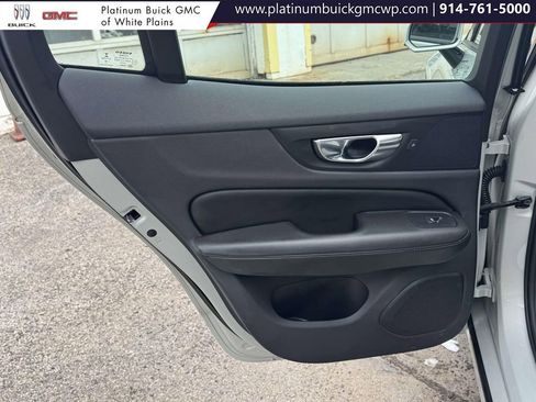 Used 2019 Volvo S60 T6 Momentum w/ Premium Package image 11