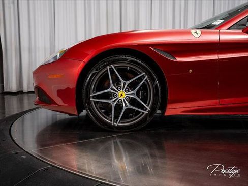 Used 2017 Ferrari California T RWD image 19