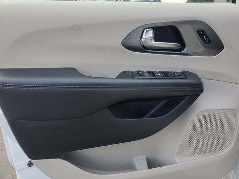 Used 2024 Chrysler Pacifica Touring-L image 13