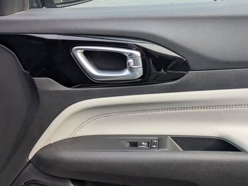 Used 2025 Jeep Compass Limited image 32