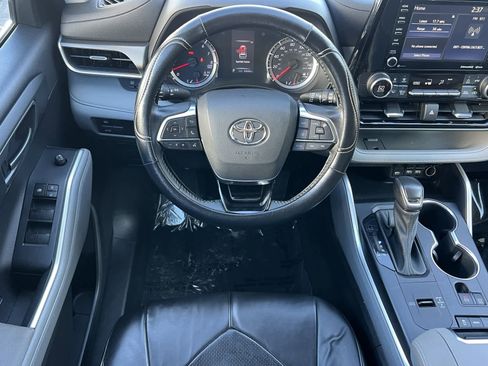 Used 2021 Toyota Highlander LE image 14