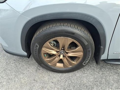 Used 2023 Toyota Highlander Bronze Edition image 4