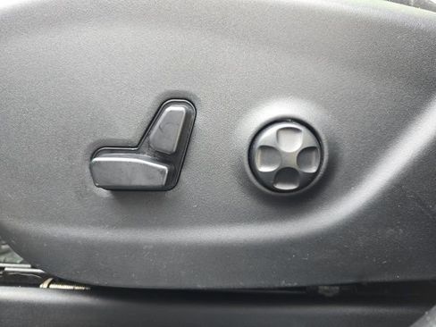 Used 2019 Jeep Cherokee Limited image 10