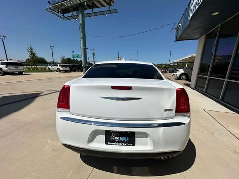 Used 2018 Chrysler 300 Touring L RWD image 4