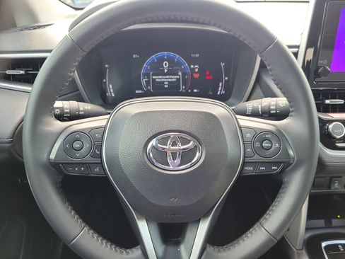 Used 2025 Toyota Corolla Cross XLE w/ Convenience Package image 23
