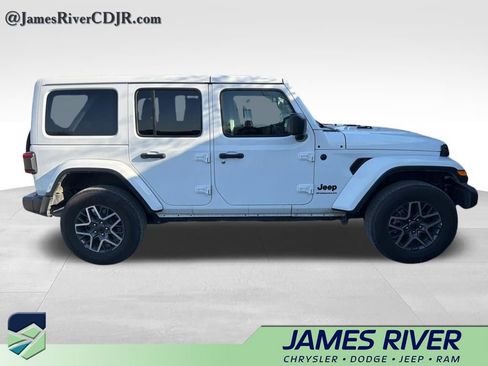 Used 2025 Jeep Wrangler Sahara image 4