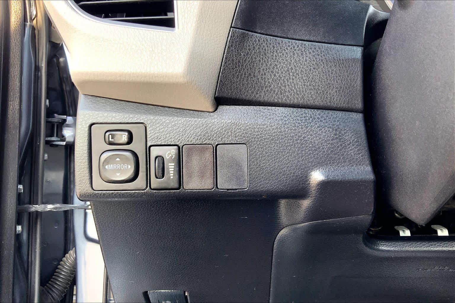 Used 2015 Toyota Corolla LE FWD image 33