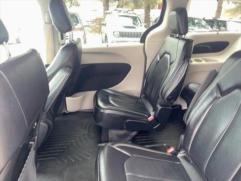 Certified 2022 Chrysler Pacifica Touring-L image 11