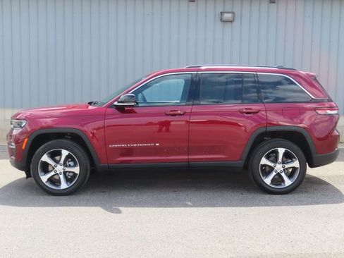 Used 2023 Jeep Grand Cherokee Limited w/ Luxury Tech Group II AWD/4WD image 11