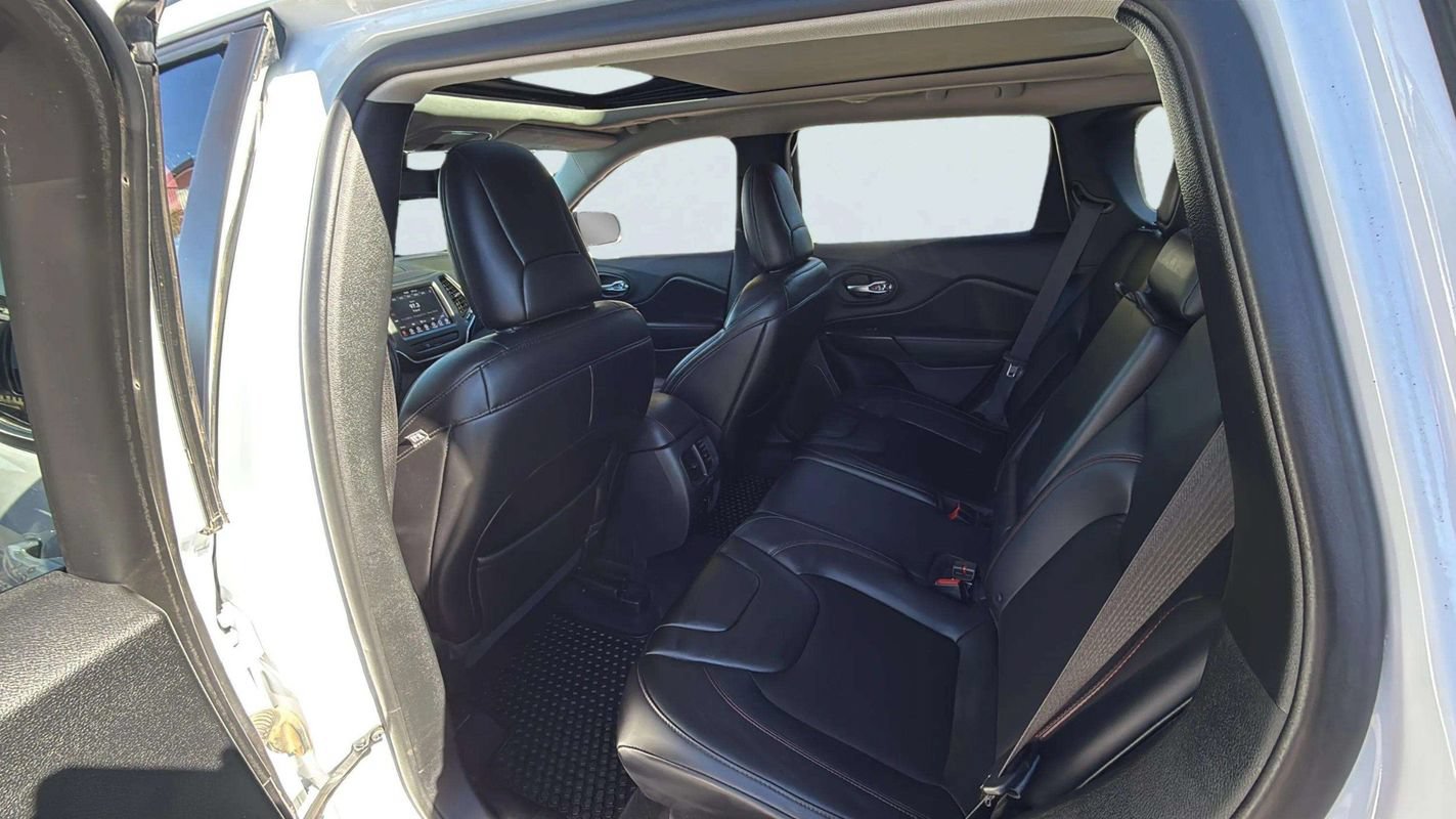 Used 2019 Jeep Cherokee Trailhawk AWD/4WD image 19