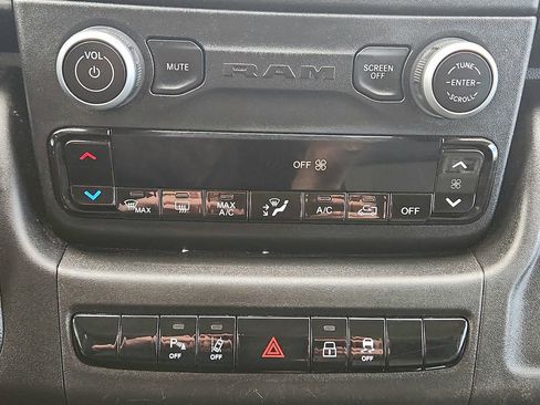 Used 2022 RAM ProMaster 2500 w/ Driver Convenience Group FWD image 17