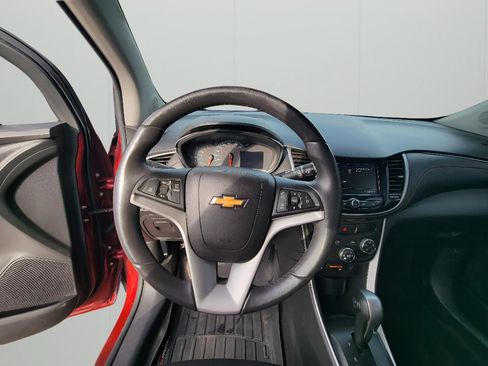 Used 2021 Chevrolet Trax LT w/ LT Convenience Package AWD/4WD image 13