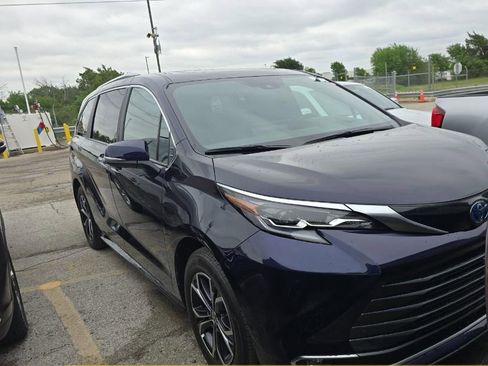 Used 2025 Toyota Sienna Platinum AWD/4WD image 2