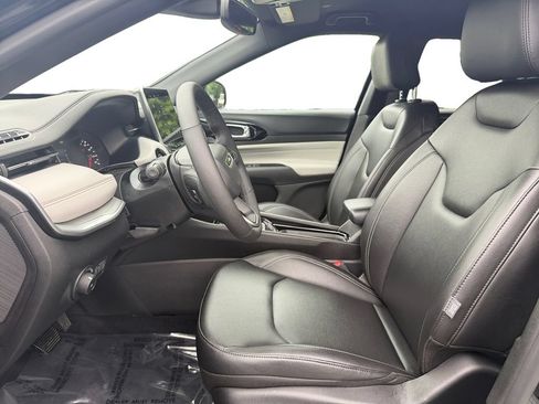 Used 2025 Jeep Compass Limited AWD/4WD image 9
