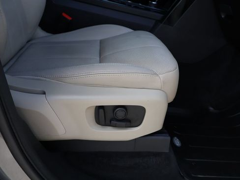 Used 2019 Land Rover Discovery SE AWD/4WD image 12