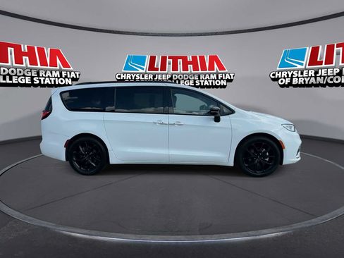 Used 2025 Chrysler Pacifica Limited FWD image 9