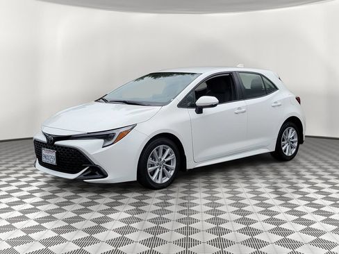 Used 2025 Toyota Corolla SE w/ SE Package FWD image 3