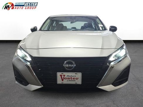 Used 2024 Nissan Altima 2.5 SV image 3