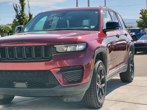 Used 2024 Jeep Grand Cherokee Altitude AWD/4WD image 7
