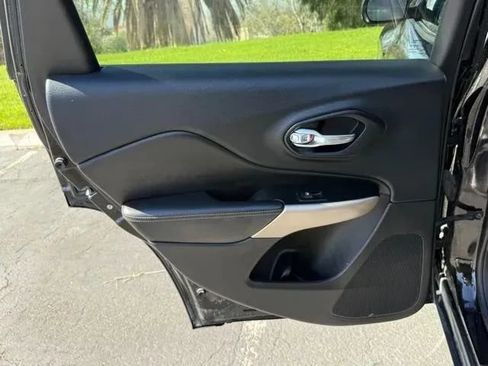 Used 2017 Jeep Cherokee Limited FWD image 11