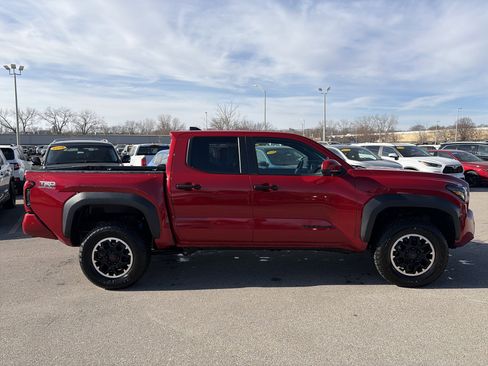 Used 2024 Toyota Tacoma TRD Off-Road image 4