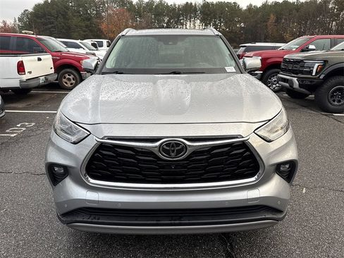 Used 2024 Toyota Highlander LE image 2